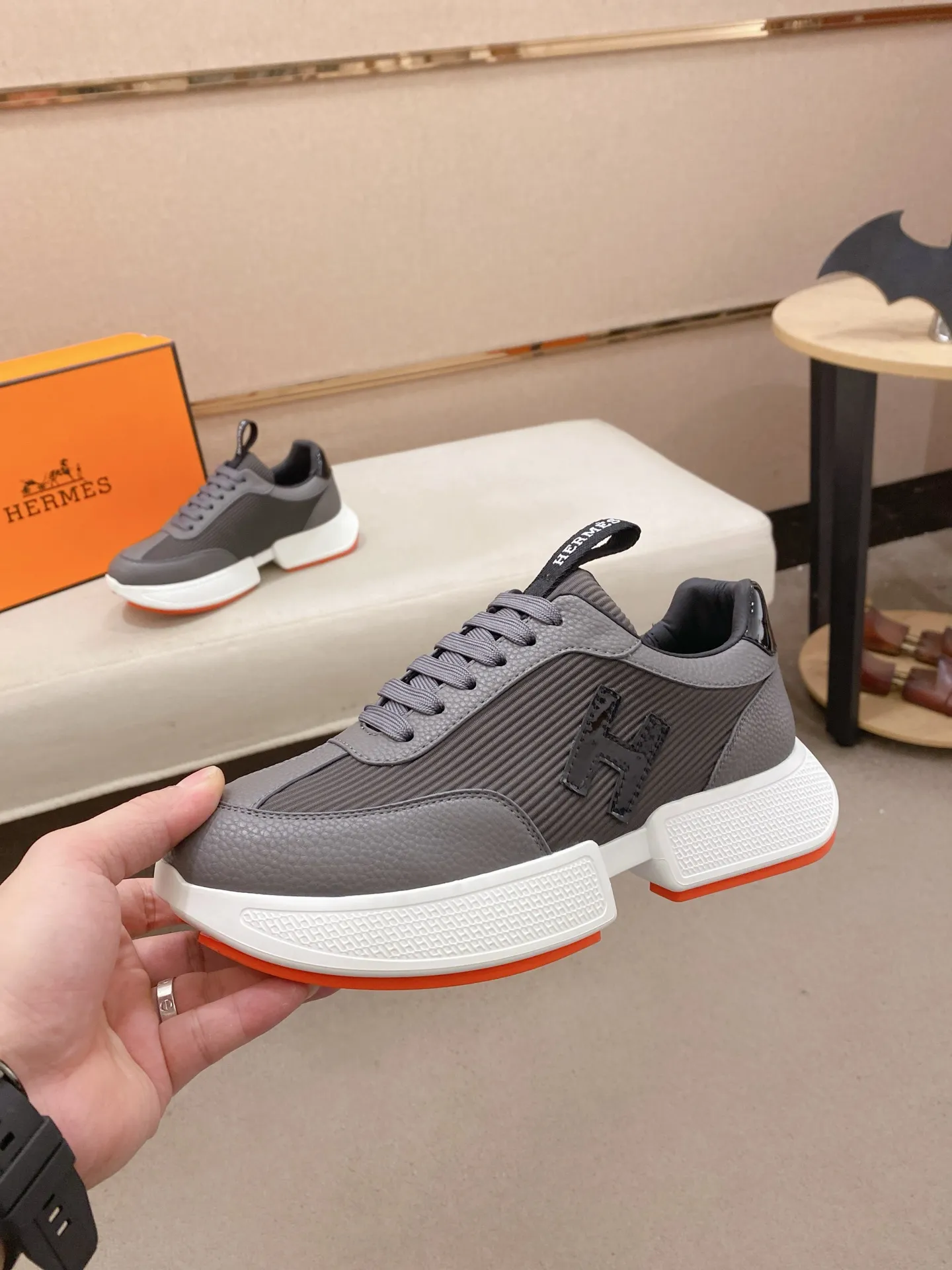 Ex-factory price: 460💰《HERMES》【Classic original single version】Hermès; top 🔝purchasing agent🔍🔍men's latest 🇺🇸 counter sales simultaneously, imported from Italy original ▲▲cowhide ▲▲ (high-end, nobility, class) ) Exquisite workmanship (Italian 🇮🇹 imported water-dyed 🐂 cowhide lining) sole: original sole provided by the original factory, ⚠️exclusive double-layer activity·TPR·rubber·combined molded outsole; super comfortable·wear-resistant·non-slip·environmental protection The real thing is more beautiful if you take the real thing (high quality, follow the order). You can enter and exit the counter at will * Number of yards: 38-44 (45 can be customized and cannot be returned or exchanged)